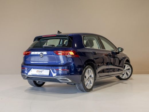 Volkswagen Golf 1.5 eTSI R-Line Business+ 150pk / Dodehoek detectie / Elektrisch verstelbare stoelen met geheugen... ActivLease financial lease
