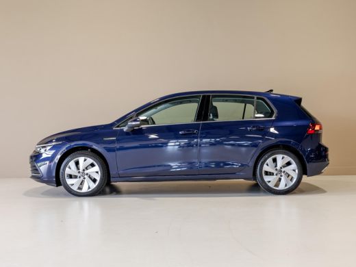 Volkswagen Golf 1.5 eTSI R-Line Business+ 150pk / Dodehoek detectie / Elektrisch verstelbare stoelen met geheugen... ActivLease financial lease