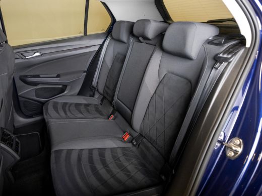 Volkswagen Golf 1.5 eTSI R-Line Business+ 150pk / Dodehoek detectie / Elektrisch verstelbare stoelen met geheugen... ActivLease financial lease