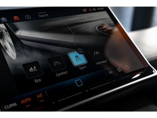 Volkswagen ID. Buzz Cargo Cargo 79 kWh | 286 pk | Trekhaak | Achterdeuren | App Connect | Camera | Bijrijdersbank | Adaptiv... ActivLease financial lease