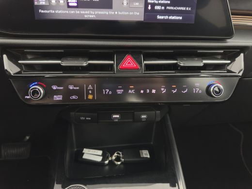 Kia Niro EV DynamicLine 64.8 kWh [3-Fase-11kW] {SoH-96%} (INCL-BTW) Aut. *LEATHER-FABRIC | ADAPTIVE-CRUISE | ... ActivLease financial lease