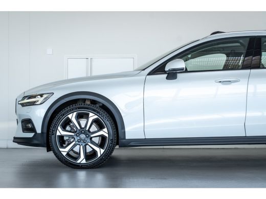 Volvo  V60 Cross Country B5 Ultimate Pano-dak | Parkeerverw.| B&W | Trekh. | Nappa massage/ventilatie | 20" ActivLease financial lease