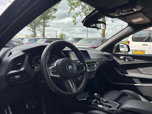 BMW 1 Serie 118i Executive Edition | M Pakket | Leer | Apple Carplay | Sfeerverlichting | Parkeersensoren ActivLease financial lease
