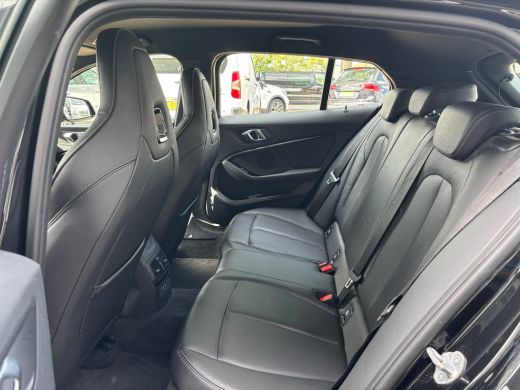 BMW 1 Serie 118i Executive Edition | M Pakket | Leer | Apple Carplay | Sfeerverlichting | Parkeersensoren ActivLease financial lease
