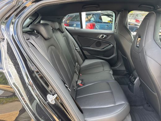BMW 1 Serie 118i Executive Edition | M Pakket | Leer | Apple Carplay | Sfeerverlichting | Parkeersensoren ActivLease financial lease