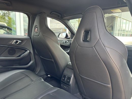 BMW 1 Serie 118i Executive Edition | M Pakket | Leer | Apple Carplay | Sfeerverlichting | Parkeersensoren ActivLease financial lease