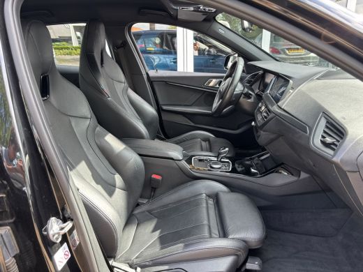 BMW 1 Serie 118i Executive Edition | M Pakket | Leer | Apple Carplay | Sfeerverlichting | Parkeersensoren ActivLease financial lease