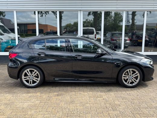 BMW 1 Serie 118i Executive Edition | M Pakket | Leer | Apple Carplay | Sfeerverlichting | Parkeersensoren ActivLease financial lease