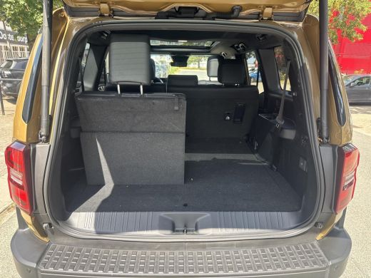 Toyota Land Cruiser 2.8 D-4D Professional 7-Persoons | 06-10141018 Voor meer informatie ActivLease financial lease
