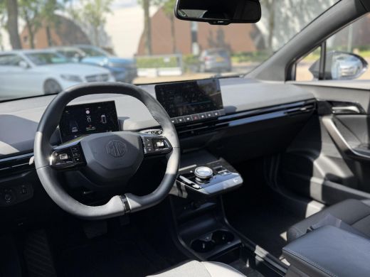 MG MG4 EV Luxury 64 kWh |360 CAMERA| 7 JAAR MG GARANTIE T/M 07-2031| ELEK. STOEL| DODE HOEK SENSOR| STOEL +... ActivLease financial lease