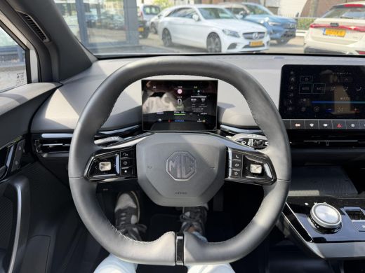 MG MG4 EV Luxury 64 kWh |360 CAMERA| 7 JAAR MG GARANTIE T/M 07-2031| ELEK. STOEL| DODE HOEK SENSOR| STOEL +... ActivLease financial lease