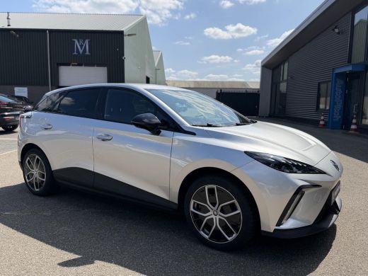 MG MG4 EV Luxury 64 kWh |360 CAMERA| 7 JAAR MG GARANTIE T/M 07-2031| ELEK. STOEL| DODE HOEK SENSOR| STOEL +... ActivLease financial lease