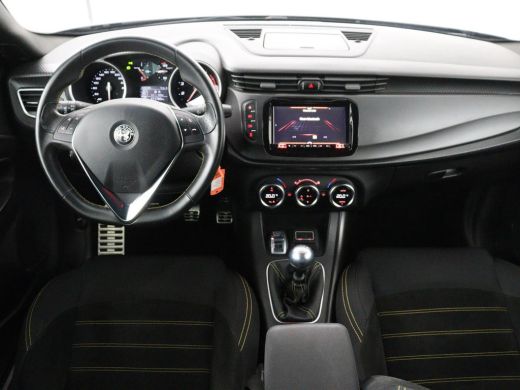 Alfa Romeo Giulietta 1.4 Turbo Sport | Gele accenten | Carplay | Park assist | Climate control | Cruise control | Carb... ActivLease financial lease