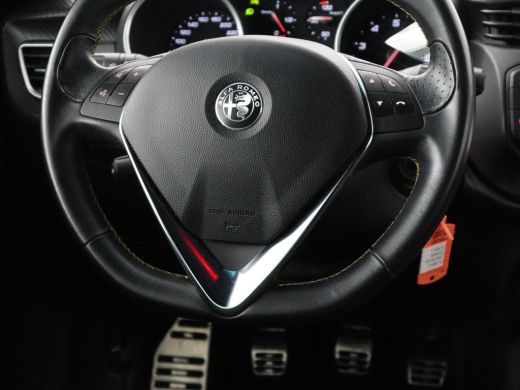 Alfa Romeo Giulietta 1.4 Turbo Sport | Gele accenten | Carplay | Park assist | Climate control | Cruise control | Carb... ActivLease financial lease