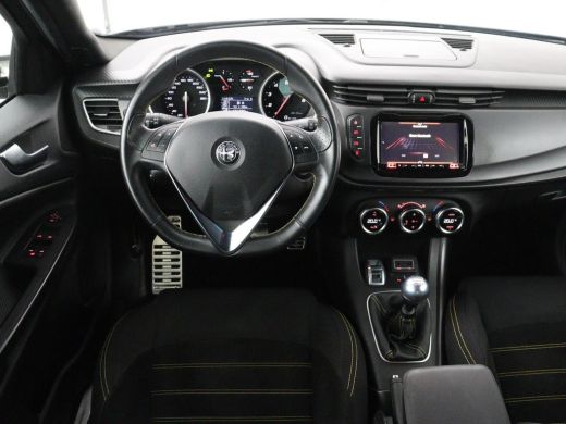 Alfa Romeo Giulietta 1.4 Turbo Sport | Gele accenten | Carplay | Park assist | Climate control | Cruise control | Carb... ActivLease financial lease