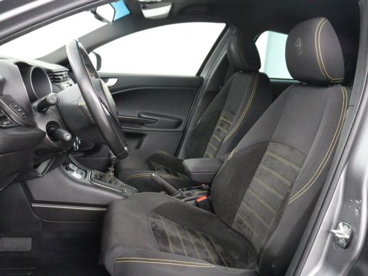 Alfa Romeo Giulietta 1.4 Turbo Sport | Gele accenten | Carplay | Park assist | Climate control | Cruise control | Carb... ActivLease financial lease