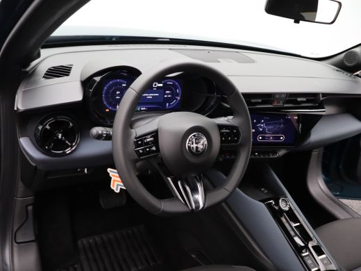 Alfa Romeo Junior Elettrica 54 kWh | Adaptieve cruise | Apple carplay/ Android auto | Parkeersensoren | Led | 97% S... ActivLease financial lease