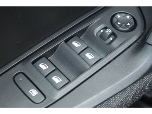 Peugeot 2008 1.2 Hybrid 145 Style | Achterbank in delen neerklapbaar | Achterspoiler | Actieve noodgeval assis... ActivLease financial lease