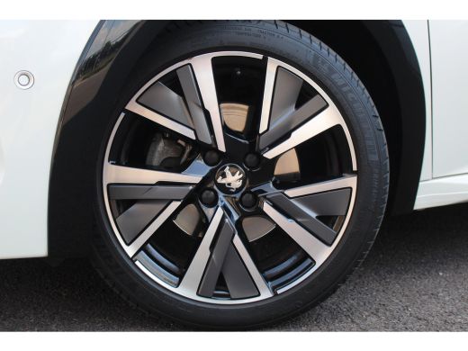 Peugeot 208 1.2 GT Aut. | Camera | Half Leder | CarPlay | Climate & cruise C. | LED | 17" | Camera | Half Led... ActivLease financial lease