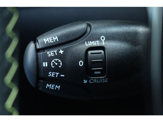 Peugeot 208 1.2 GT Aut. | Camera | Half Leder | CarPlay | Climate & cruise C. | LED | 17" | Camera | Half Led... ActivLease financial lease