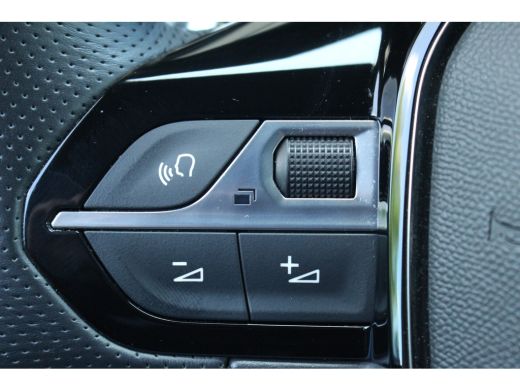 Peugeot 208 1.2 GT Aut. | Camera | Half Leder | CarPlay | Climate & cruise C. | LED | 17" | Camera | Half Led... ActivLease financial lease