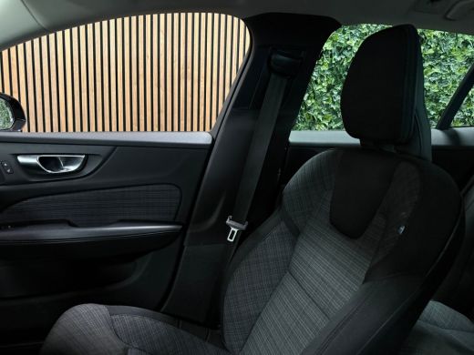 Volvo  V60 B3 Essential Edition | All Season Banden | Cruise Control | Google Infotainment | Parkeersensoren... ActivLease financial lease