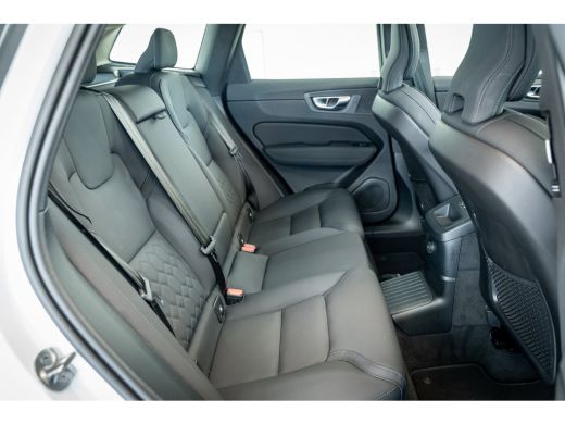 Volvo  XC60 T6 350PK AWD Plus | Pano-dak | 360&deg; | Head Up Display | Trekhaak | All season ActivLease financial lease