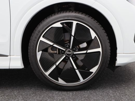Audi Q4 e-tron 40 Launch edition S Competition 77 kWh 204 Pk | Stoelverwarming | Panorama dak | Adaptive Cruise ... ActivLease financial lease