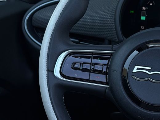Fiat 500C 42 kWh La Prima By Bocelli | SoH 92,55% | Achteruitrijcamera | Cruise control | Apple Carplay | ActivLease financial lease