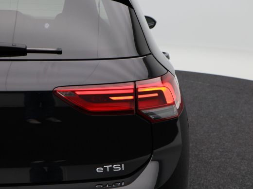 Volkswagen Golf 1.5 eTSi 150 Pk Automaat R-Line Business | Stoel/Stuur verwarming | Trekhaak | Camera | Adaptive ... ActivLease financial lease