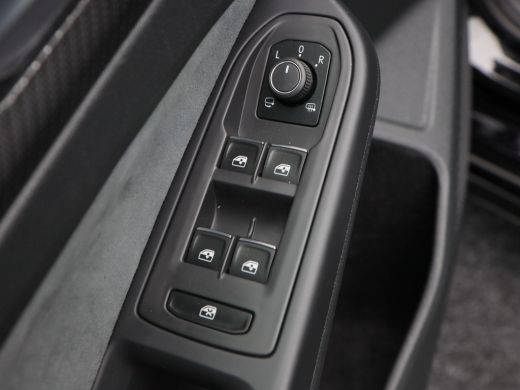 Volkswagen Golf 1.5 eTSi 150 Pk Automaat R-Line Business | Stoel/Stuur verwarming | Trekhaak | Camera | Adaptive ... ActivLease financial lease