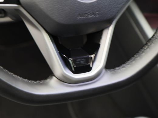 Volkswagen Golf 1.5 eTSi 150 Pk Automaat R-Line Business | Stoel/Stuur verwarming | Trekhaak | Camera | Adaptive ... ActivLease financial lease