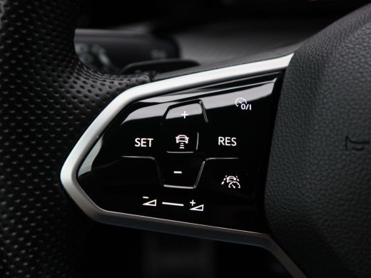 Volkswagen Golf 1.5 eTSi 150 Pk Automaat R-Line Business | Stoel/Stuur verwarming | Trekhaak | Camera | Adaptive ... ActivLease financial lease