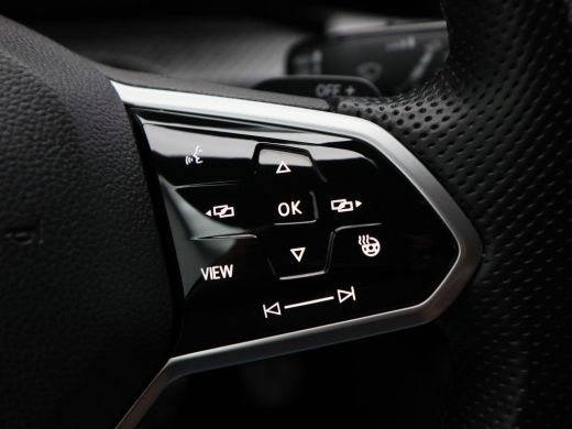 Volkswagen Golf 1.5 eTSi 150 Pk Automaat R-Line Business | Stoel/Stuur verwarming | Trekhaak | Camera | Adaptive ... ActivLease financial lease