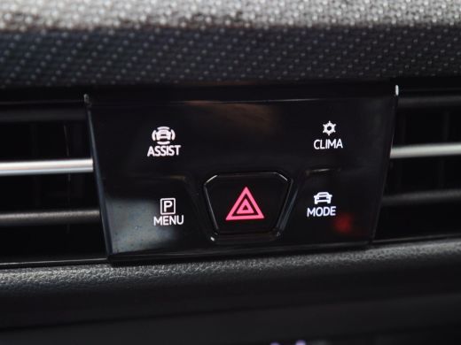 Volkswagen Golf 1.5 eTSi 150 Pk Automaat R-Line Business | Stoel/Stuur verwarming | Trekhaak | Camera | Adaptive ... ActivLease financial lease