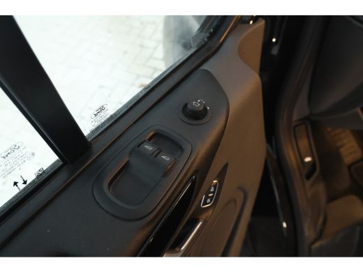 Ford Transit Custom 320 2.0 TDCI L2H1 Limited DC 170Pk, 5 Pers. Leer, 2x schuifdeur ActivLease financial lease