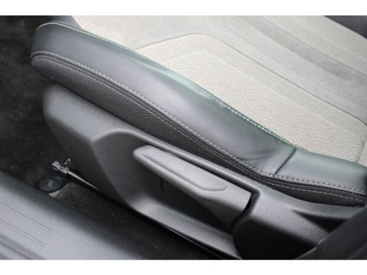 Peugeot 208 1.2 PureTech GT Pack | Navigatie | Camera | Panoramadak | Stoelverwarming | Black Pack | Alcantar... ActivLease financial lease