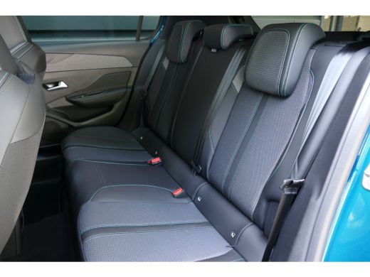 Peugeot e-308 EV 156PK 54KWH ALLURE AUTOMAAT / CAMERA / STOEL-STUURVERWARMING / KEYLESS / FULL-LED / 18"LMV / N... ActivLease financial lease