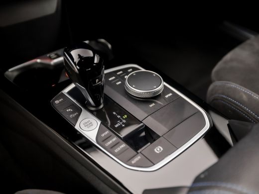 BMW 2 Serie 218 M Sport Automaat (M PAKKET, KUIPSTOELEN, 1e EIGENAAR, APPLE CARPLAY, GROOT NAVI, GETINT GLAS,... ActivLease financial lease