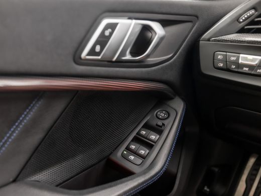 BMW 2 Serie 218 M Sport Automaat (M PAKKET, KUIPSTOELEN, 1e EIGENAAR, APPLE CARPLAY, GROOT NAVI, GETINT GLAS,... ActivLease financial lease