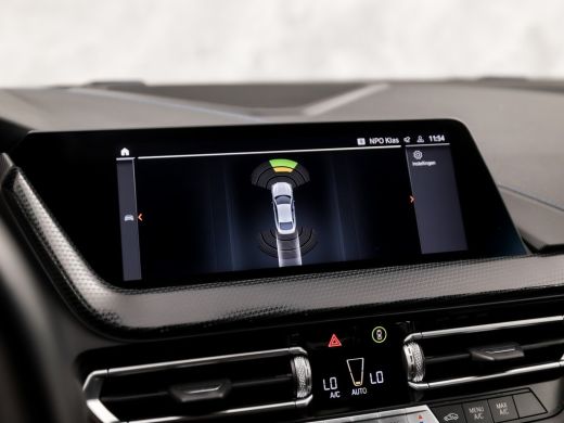 BMW 2 Serie 218 M Sport Automaat (M PAKKET, KUIPSTOELEN, 1e EIGENAAR, APPLE CARPLAY, GROOT NAVI, GETINT GLAS,... ActivLease financial lease