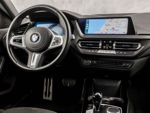 BMW 2 Serie 218 M Sport Automaat (M PAKKET, KUIPSTOELEN, 1e EIGENAAR, APPLE CARPLAY, GROOT NAVI, GETINT GLAS,... ActivLease financial lease