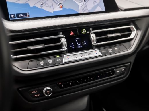 BMW 2 Serie 218 M Sport Automaat (M PAKKET, KUIPSTOELEN, 1e EIGENAAR, APPLE CARPLAY, GROOT NAVI, GETINT GLAS,... ActivLease financial lease