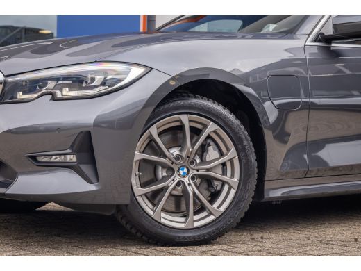 BMW 3 Serie Touring 330e eDrive Edition | leder | Stoelverwarming | Digitaal dashboard | Navigatie | Keyless ... ActivLease financial lease