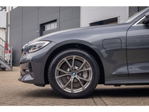 BMW 3 Serie Touring 330e eDrive Edition | leder | Stoelverwarming | Digitaal dashboard | Navigatie | Keyless ... ActivLease financial lease