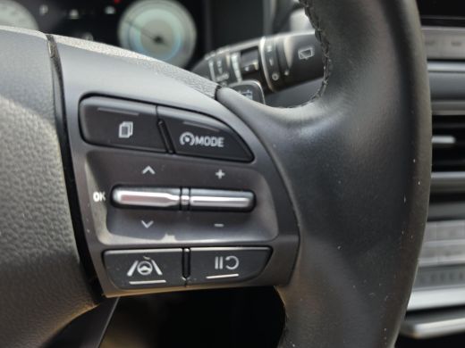 Hyundai Kona EV Fashion 64 kWh | 3 Fase | SOH 96,4 % | Navigatie | Rijklaaprijs! ActivLease financial lease