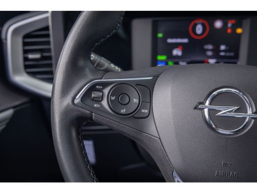 Opel Mokka-e Level 3 50 kWh | Soh 100%! | Camera | Cruise control | Apple Carplay/Android Auto | Digitaal dash... ActivLease financial lease