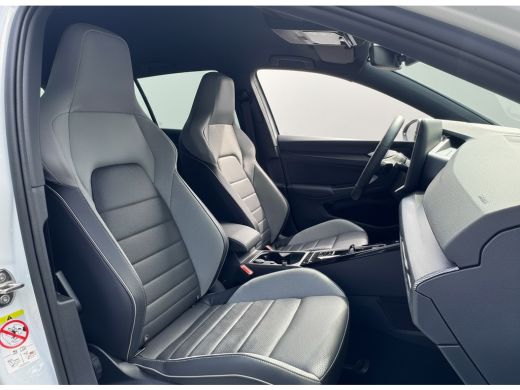 Volkswagen Golf GTE 1.5 eHybrid 272 PK HYBRID GTE-SPORT LEDER/LED-MATRIX/HEAD-UP!/18-INCH/TREKHAAK ActivLease financial lease