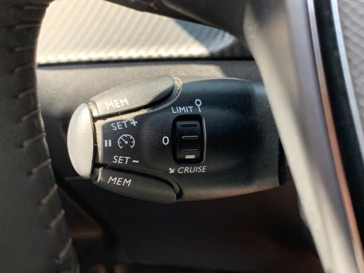 Peugeot e-2008 EV Allure Pack 50 kWh Airco | AppleCarPlay/ Android Auto | Camera | Cruise Control | DAB | LED | ... ActivLease financial lease