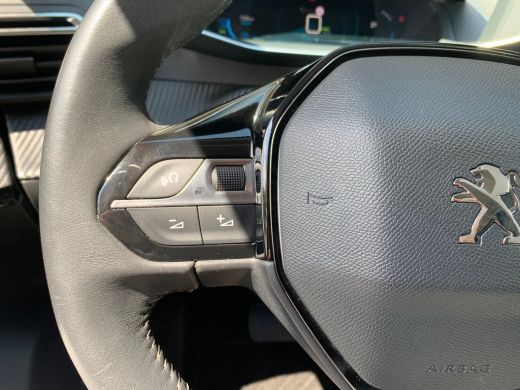 Peugeot e-2008 EV Allure Pack 50 kWh Airco | AppleCarPlay/ Android Auto | Camera | Cruise Control | DAB | LED | ... ActivLease financial lease